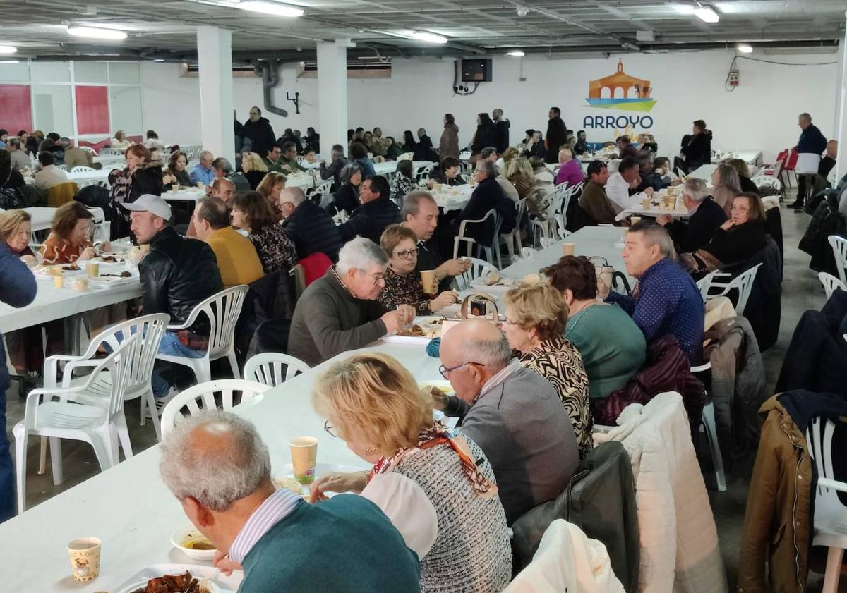 Imagen principal - Degustación popular con la amenización musical de El Pandero.