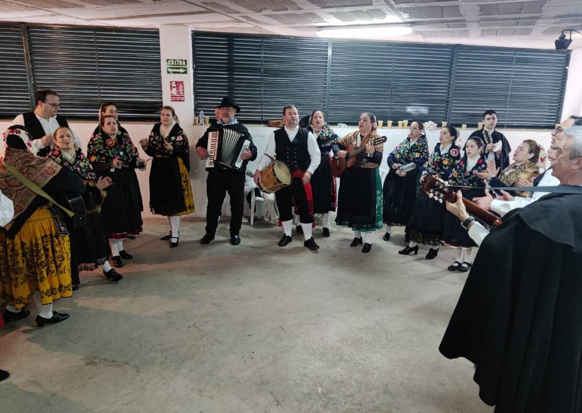 Imagen secundaria 1 - Degustación popular con la amenización musical de El Pandero.