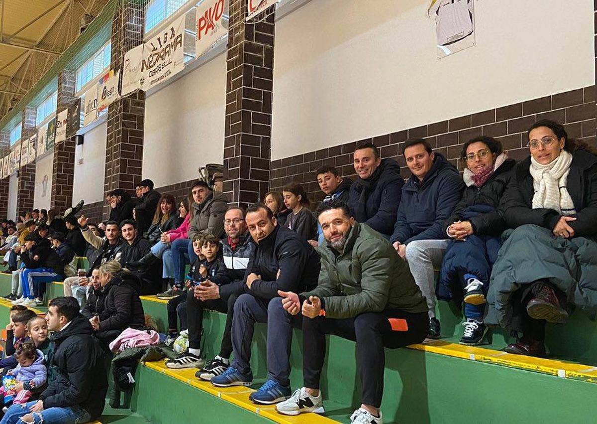 Imagen secundaria 1 - Aficionados arroyanos desplazados hasta Almendralejo.