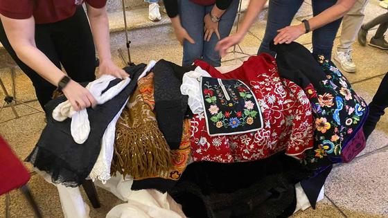 Los descendientes de 'los Gutiérrez' donan dos refajos al grupo folklórico 'El Pandero'