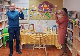 El alcalde Carlos Caro junto a la responsable de la Biblioteca, Esther Cordero, con el susurrador de cuentos
