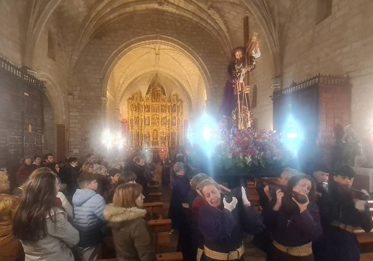 Imagen principal - La lluvia no permitió salir Nazareno, pero el Via Crucis se celebró en la iglesia