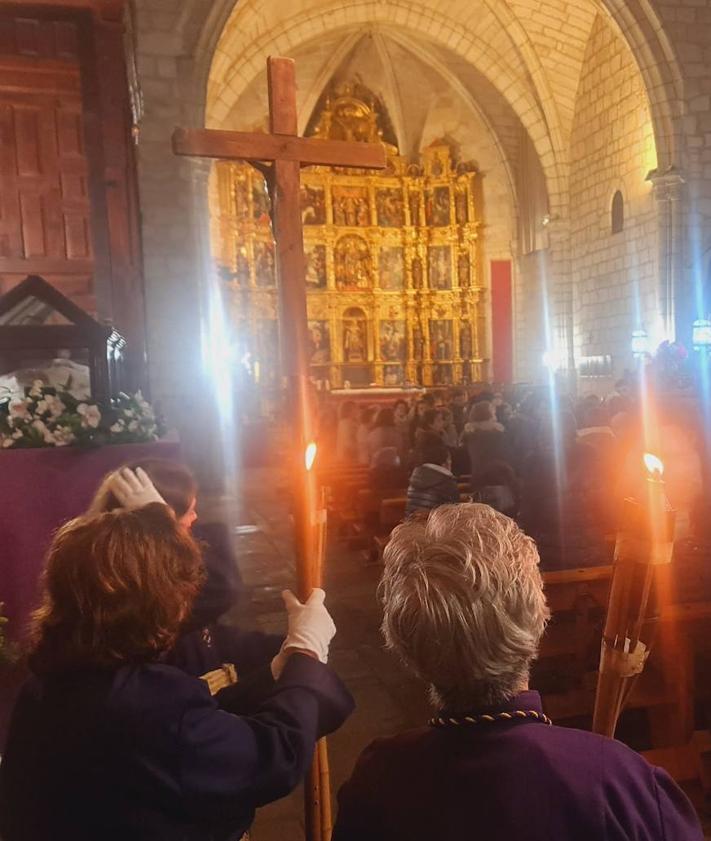 Imagen secundaria 2 - La lluvia no permitió salir Nazareno, pero el Via Crucis se celebró en la iglesia