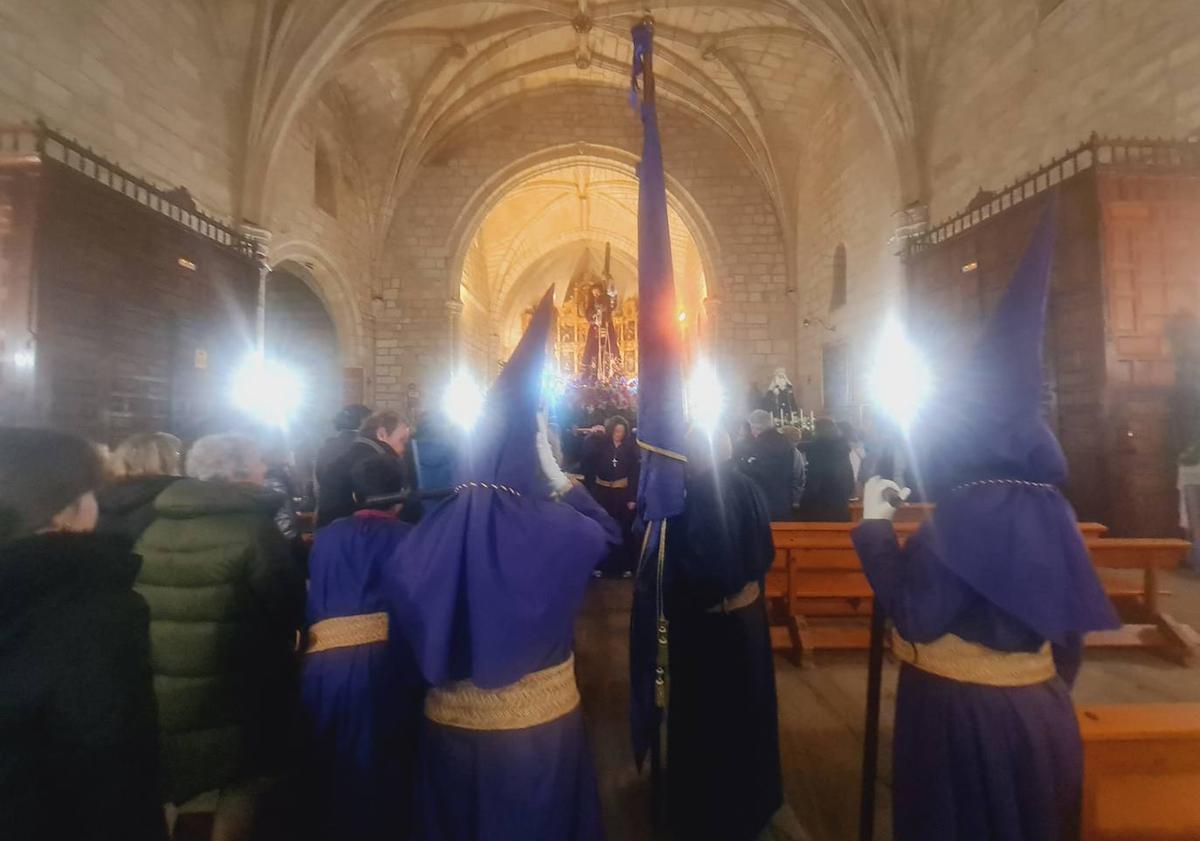 Imagen principal - La lluvia no permitió salir Nazareno, pero el Via Crucis se celebró en la iglesia
