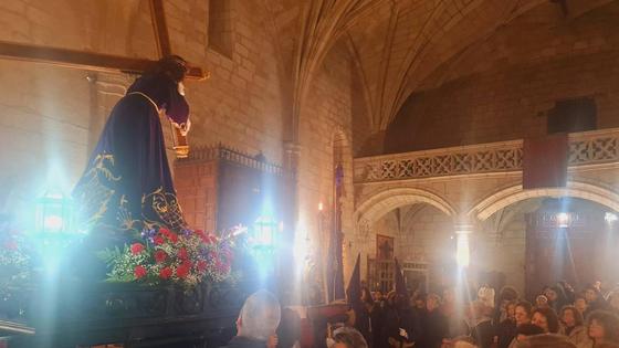 La lluvia no permitió salir Nazareno, pero el Via Crucis se celebró en la iglesia