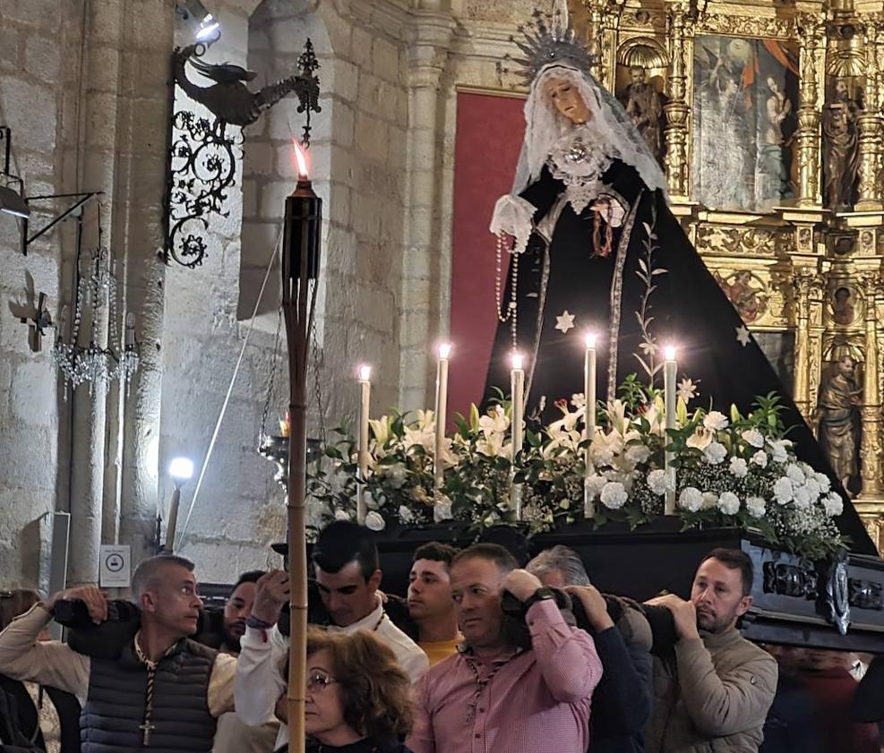 Imagen principal - La Soledad salió ayer a la calle