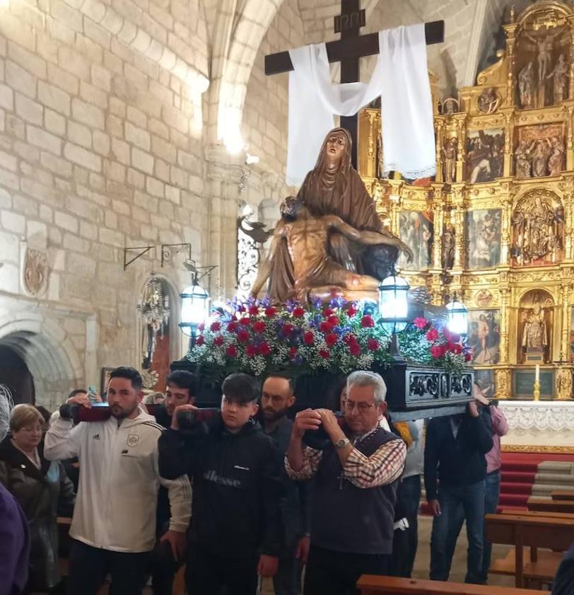 Imagen principal - La Soledad salió ayer a la calle