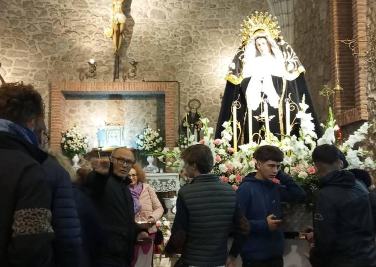 Imagen secundaria 1 - La Soledad salió ayer a la calle