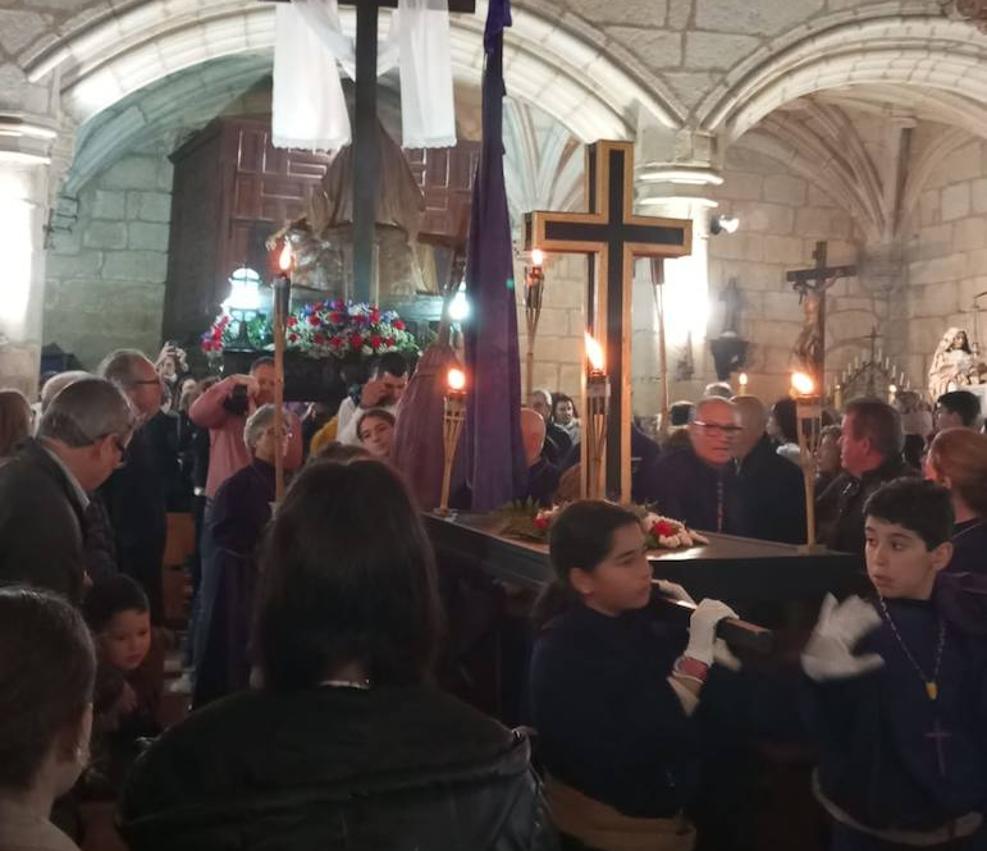 Imagen secundaria 1 - La Soledad salió ayer a la calle