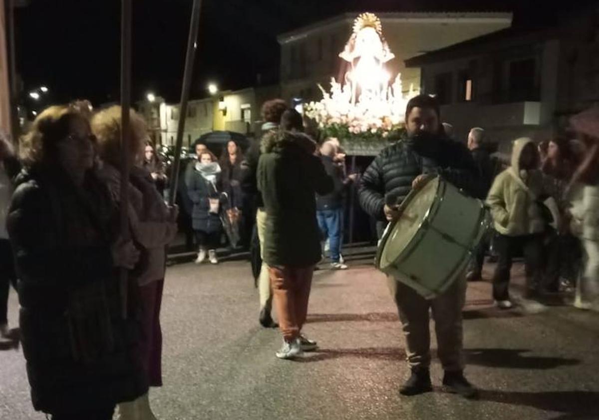 Imagen principal - La Soledad salió ayer a la calle