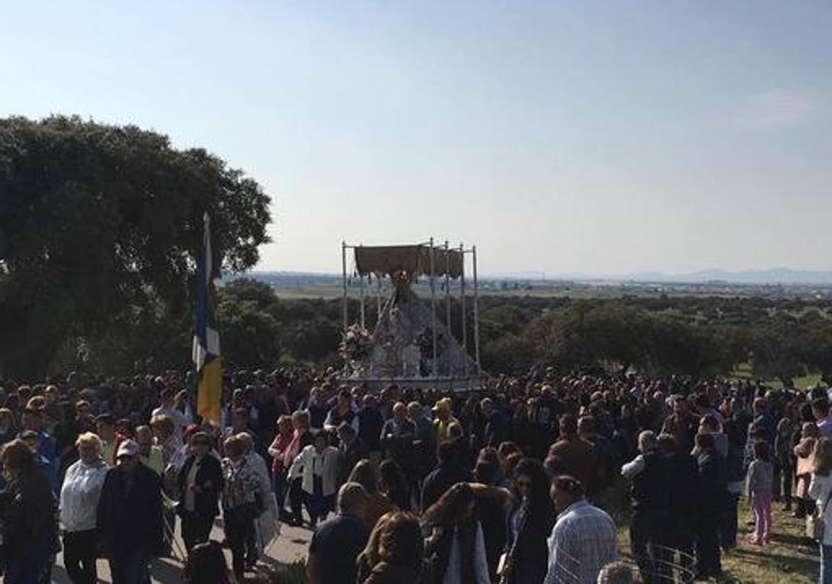 Imagen principal - Archivo. Los arroyanos arropando a su patrona antes del comienzo de las carreras de caballos.