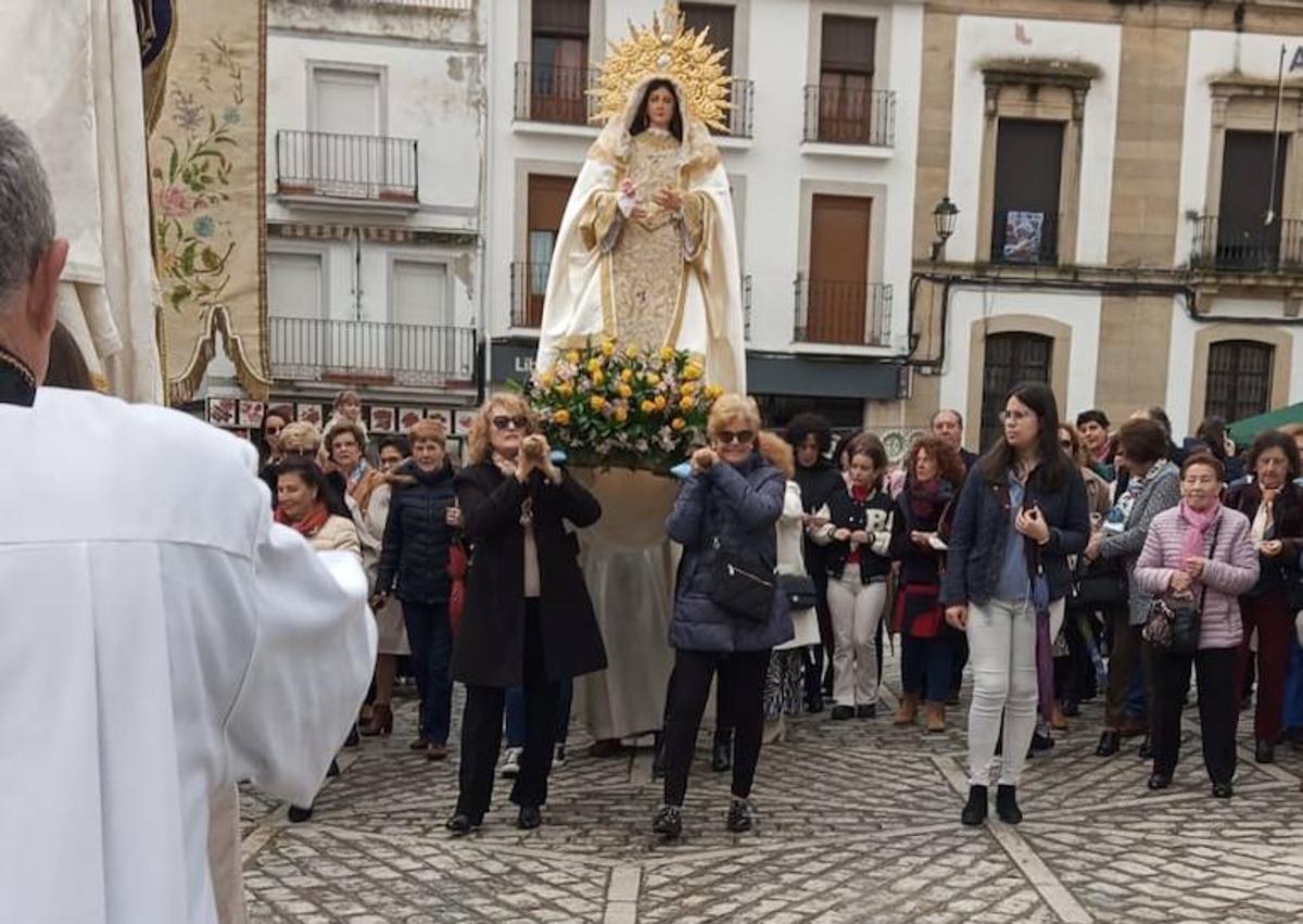 Imagen secundaria 1 - La Semana Santa finalizó con &#039;El Encuentro&#039;