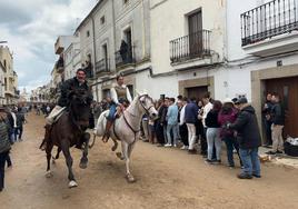 Jinetes y amazonas han vuelto a recorrer a todo galope La Corredera.