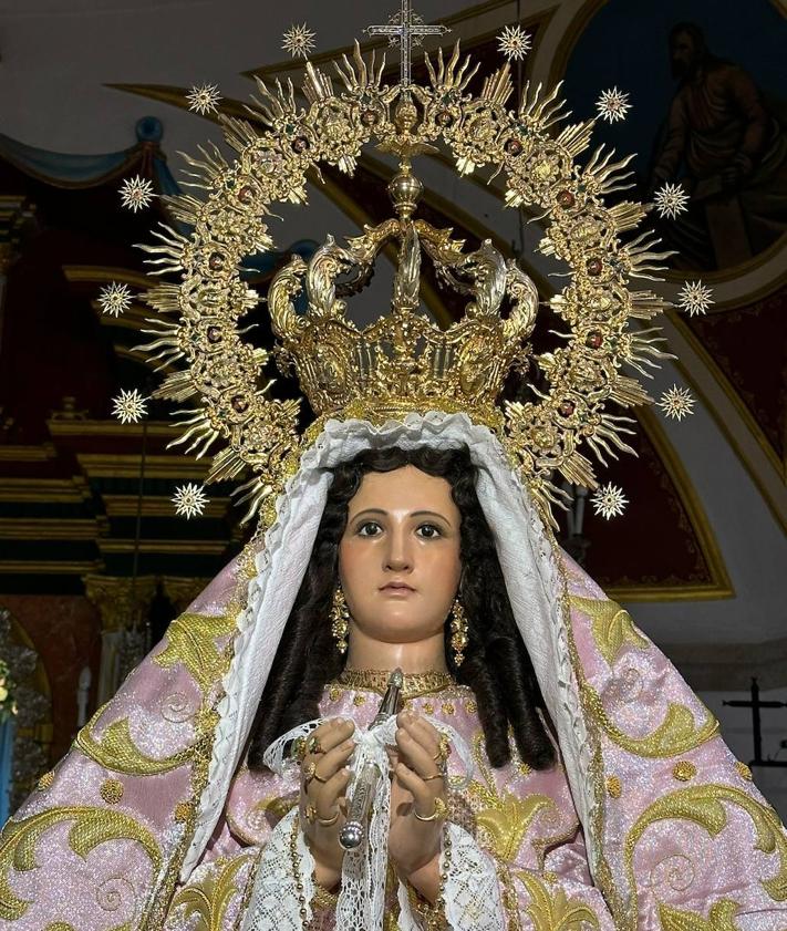 Imagen secundaria 2 - La Virgen lucirá este año el manto de paseo de color rosa