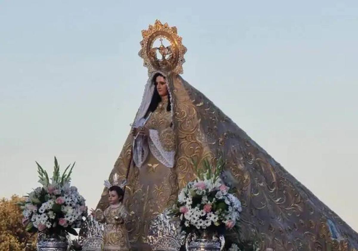 Imagen principal - La Virgen lucirá este año el manto de paseo de color rosa