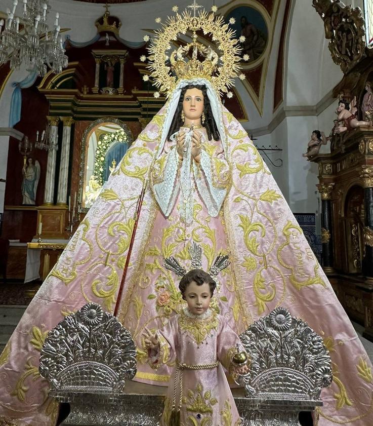 Imagen principal - La Virgen lucirá este año el manto de paseo de color rosa