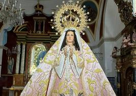 La Virgen vestida ya con el manto rosa con el que bajará este año a la localidad.
