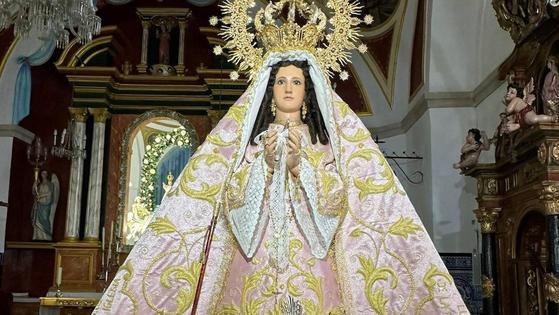 La Virgen lucirá este año el manto de paseo de color rosa