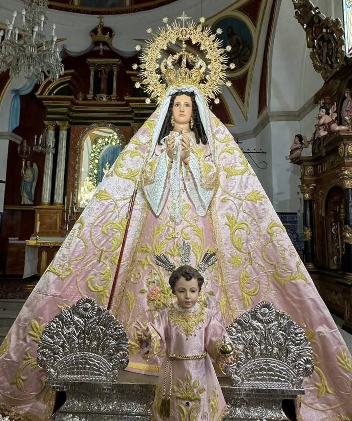 La Virgen vestida ya con el manto rosa con el que bajará este año a la localidad.