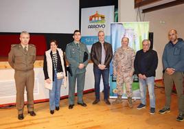 El subdelegado de Defensa en Cáceres, coronel Vicente Lunar, el alcalde, Carlos Caro, los concejales Leticia Carrero, Julio Delgado, Juan Antonio Lucas, el teniente de la Guardia Civil, Jorge Rubio, y el Comandante Jose Javier Contreras.