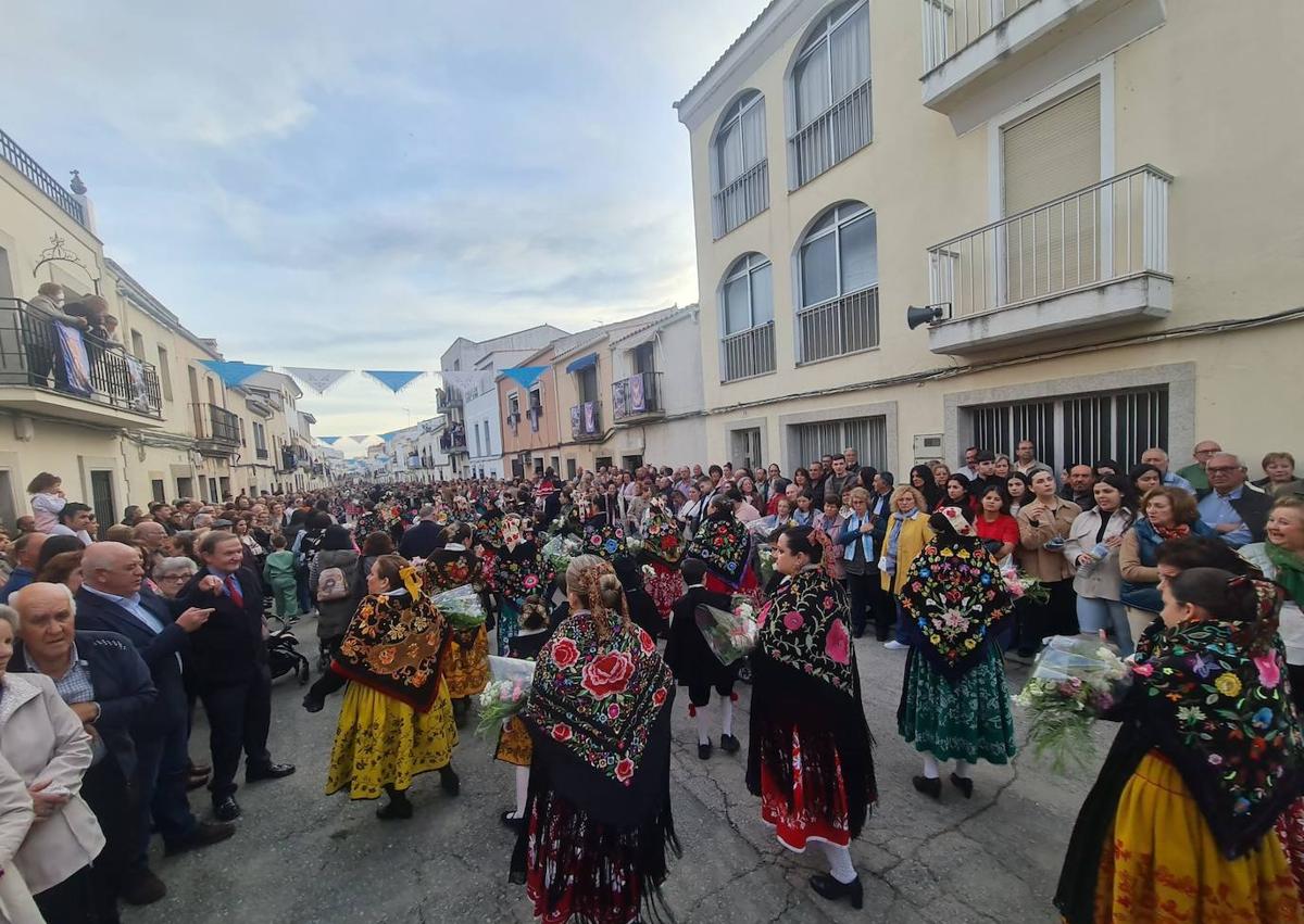 Imagen secundaria 1 - Arroyo se engalanó ayer para recibir a su Patrona