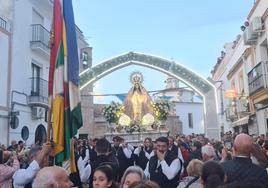 Entrada de la Virgen de la Luz por el arco de flores.