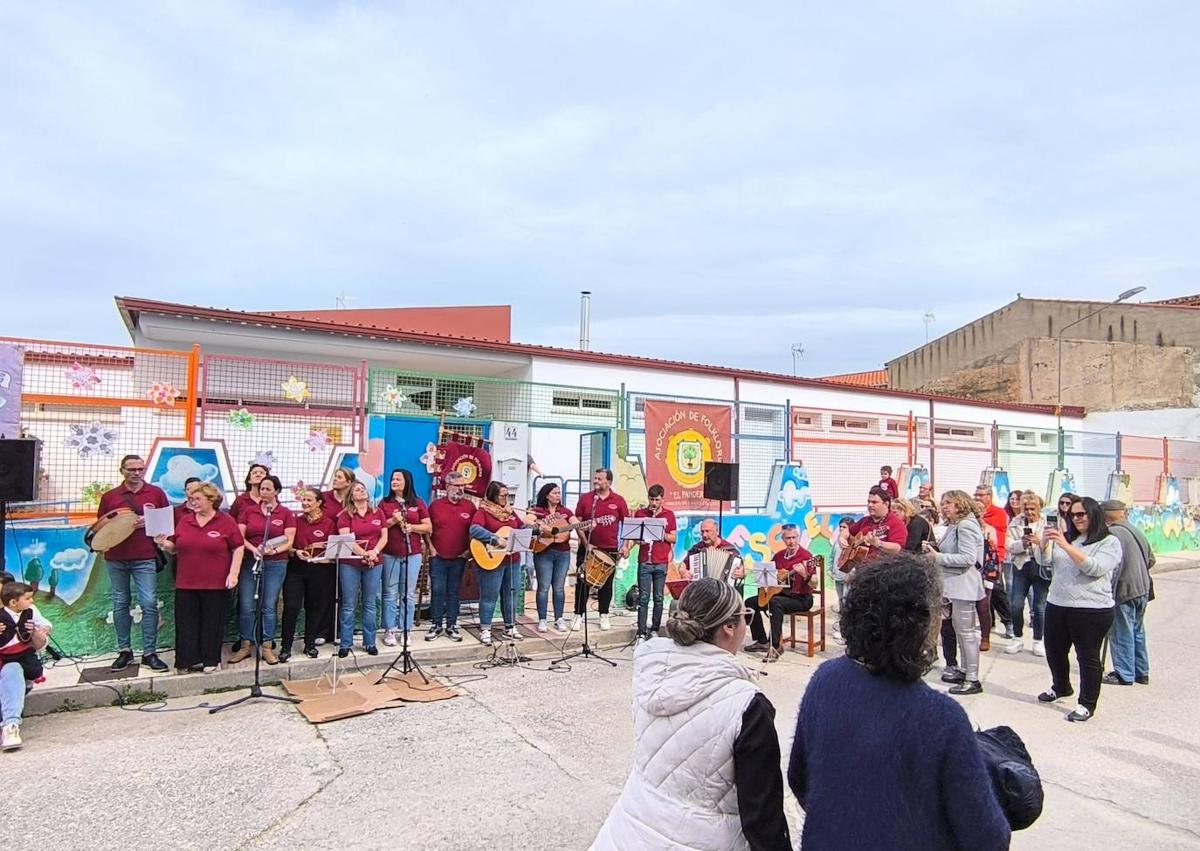 Imagen secundaria 1 - Arroyo se engalanó ayer para recibir a su Patrona