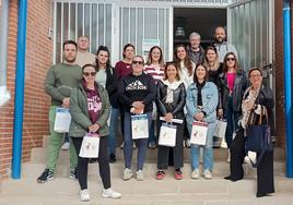 Asistentes a la jornada de puertas abiertas junto a la directora del centro, Nina Bañegil.