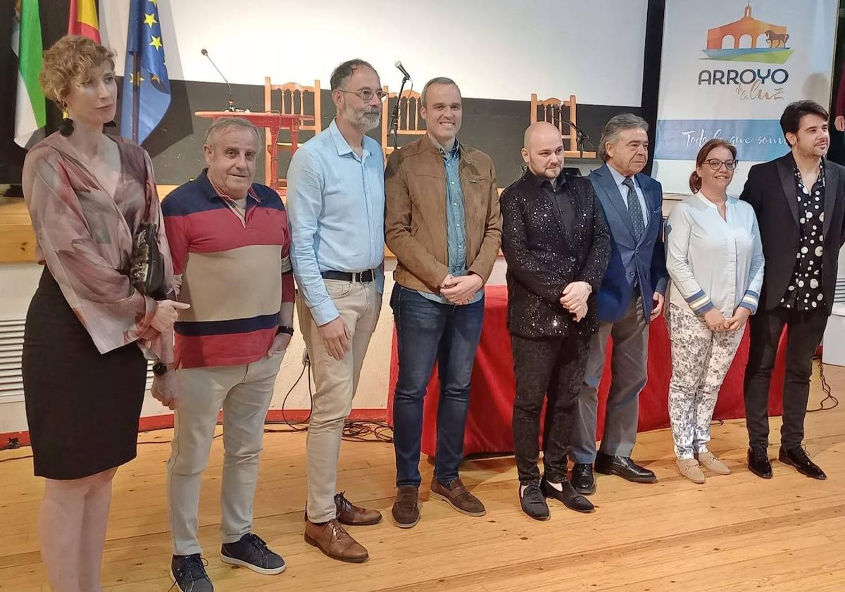 Imagen principal - El arte del Porrina de Badajoz brilló en el Corral de Comedias de Arroyo de la Luz