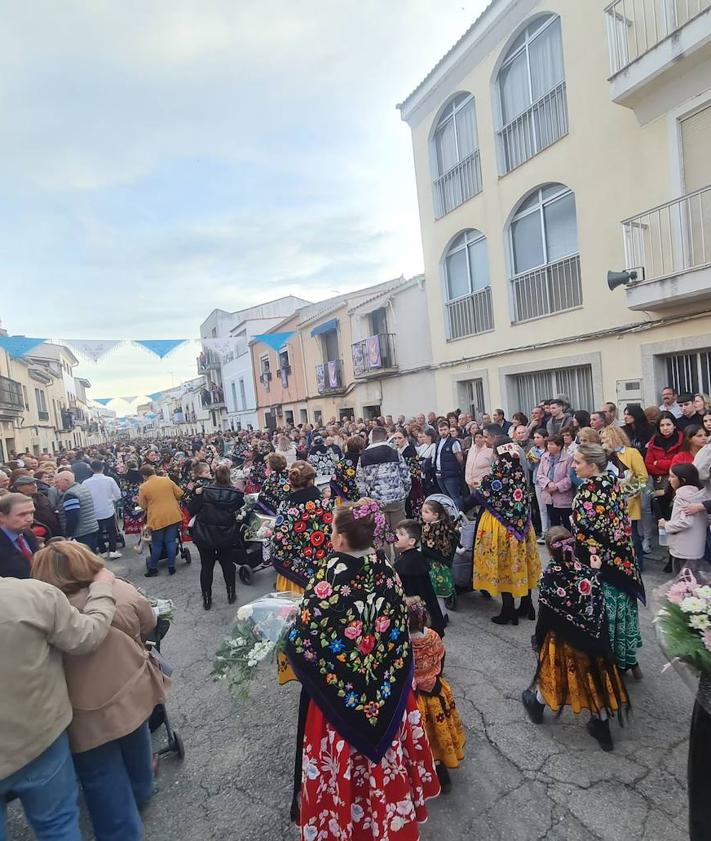 Imagen secundaria 2 - Los arroyanos arroparon una vez más a su patrona en la vuelta a su santuario