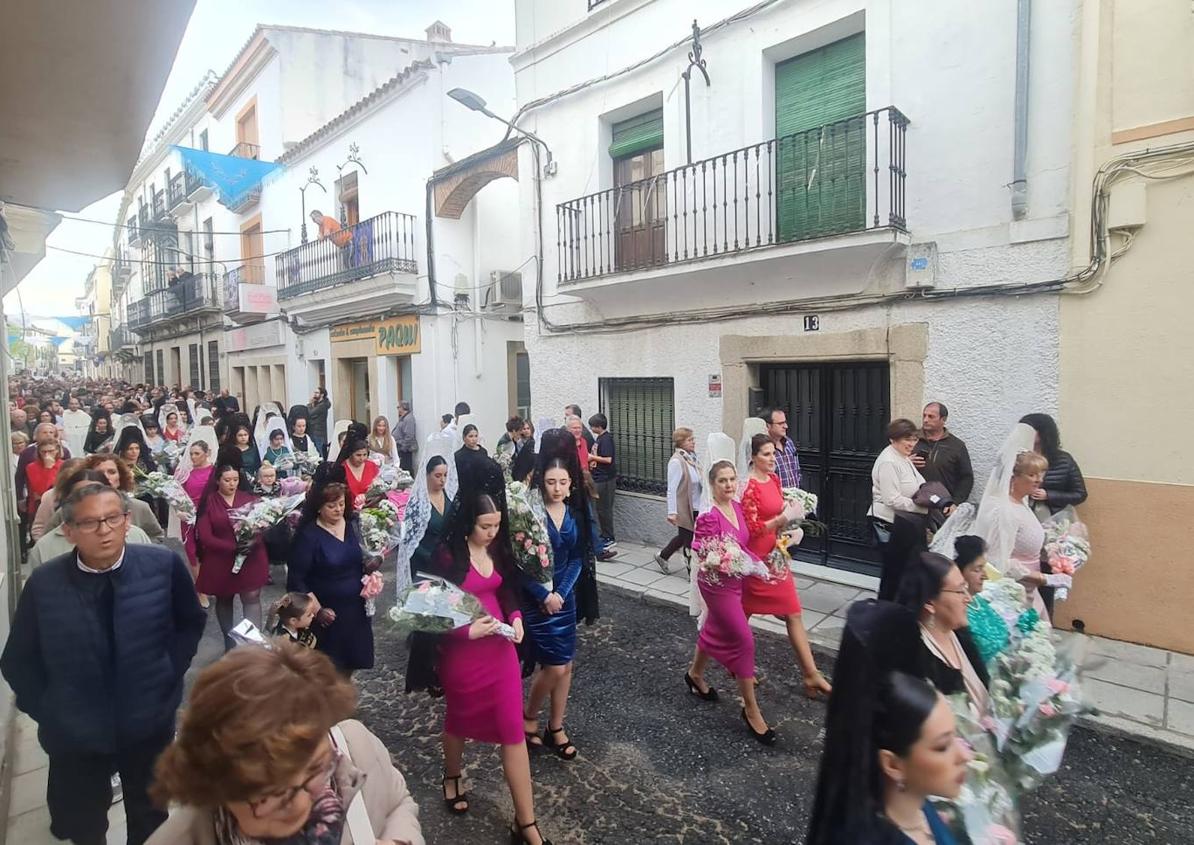 Imagen secundaria 1 - Los arroyanos arroparon una vez más a su patrona en la vuelta a su santuario