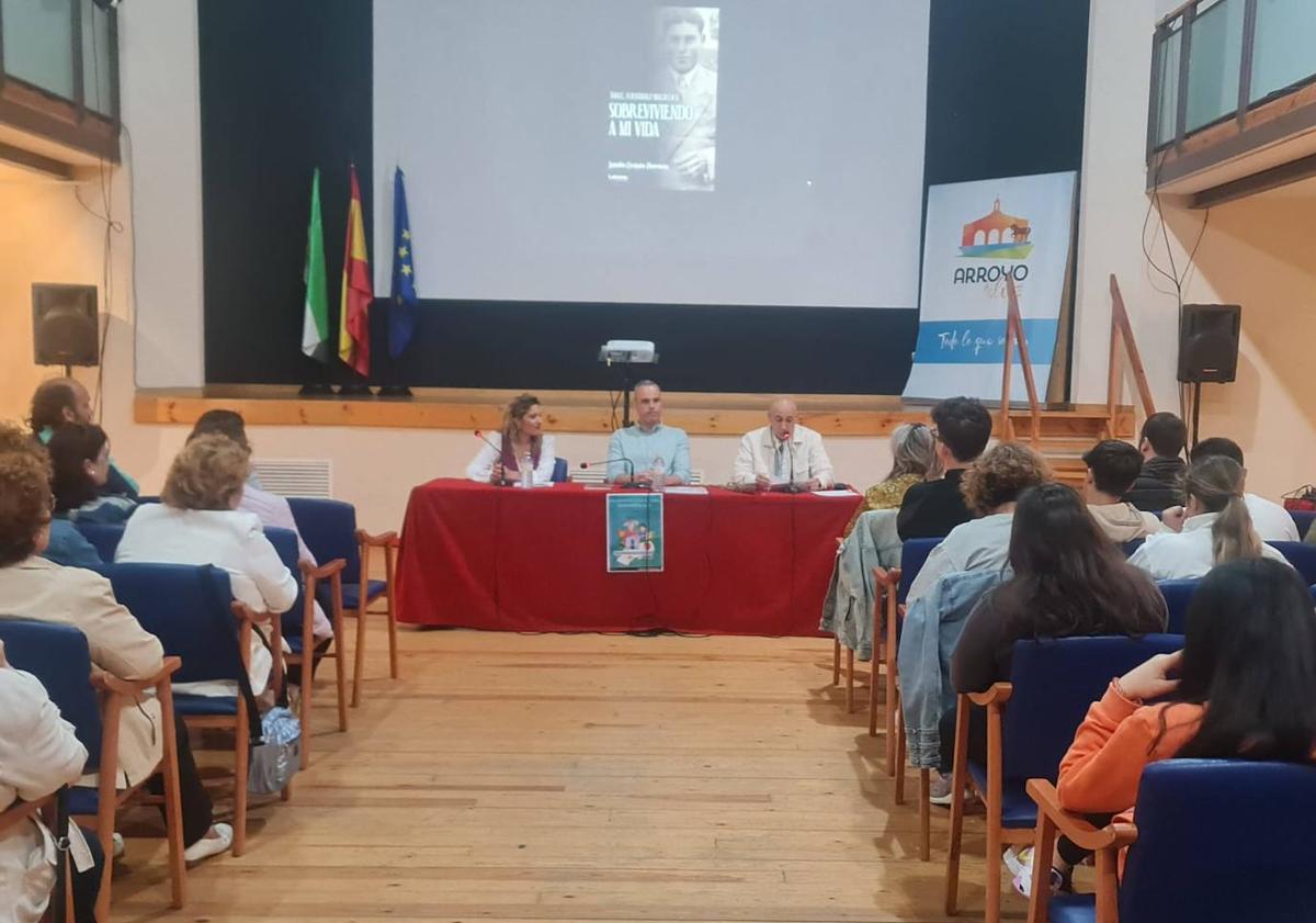 Imagen principal - El escritor Antolín Castaño inaugura la Semana del Libro de Arroyo de la Luz