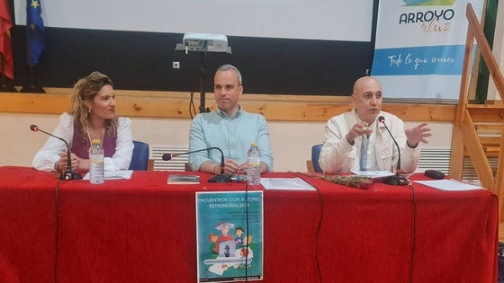 El escritor Antolín Castaño inaugura la Semana del Libro de Arroyo de la Luz