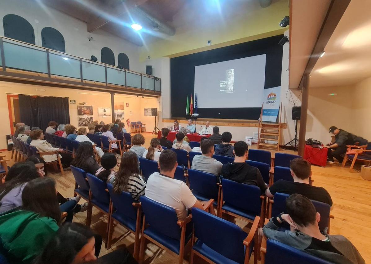 Imagen secundaria 1 - El escritor Antolín Castaño inaugura la Semana del Libro de Arroyo de la Luz