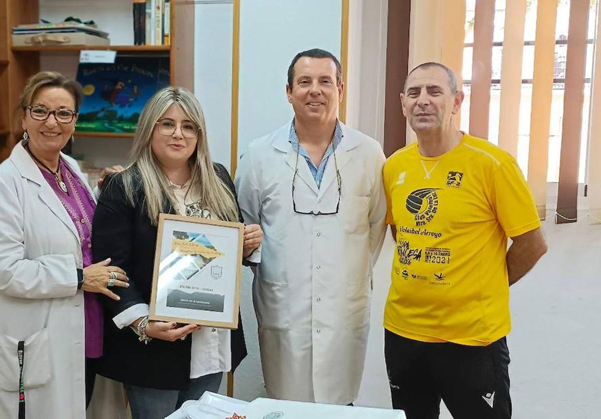 Imagen principal - Equipo directivo junto a Alba Bello Cortés.