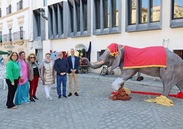 El alcalde, Carlos Caro, junto a las Leticia Carrero, Mariluz Castaño y Mercedes Pérez, la responsable de la biblioteca Esther Cordero y Gregorio el autor del elefante.