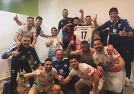 El equipo arroyano celebrando la última victoria en el vestuario.