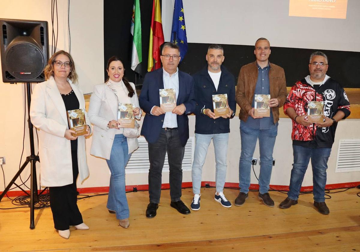 El alcalde, Carlos Caro, y concejales, Mercedes Pérez, leticia Carrero y Lucio Bejarano, junto a los autores del libro, Francisco Javier García y Daniel Álvarez.