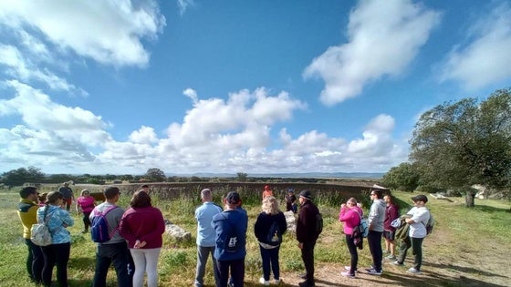 23 senderistas descubrieron interesantes rincones de la dehesa arroyana con la ruta cultural e histórica
