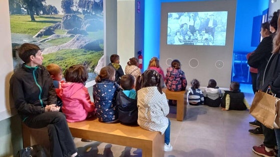 Un grupo de alumnos de Sierra de Fuentes visita el Centro de Interpretación Dehesa de la Luz