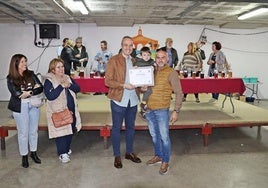 El alcalde, Carlos Caro, entrega el premio al mejor vino tinto 2024 , hijos de Claudio Moreno.
