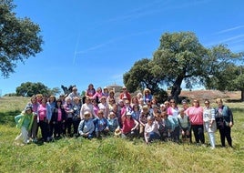 Visita de las concejalas arroyanas a la asociación durante su día de convivencia.