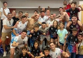 Los arroyanos celebrando su triunfo en los vestuarios.