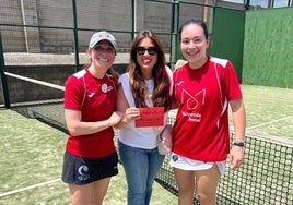 Entrega del premio a la pareja campeona de la categoría femenina.