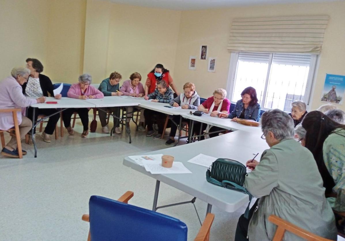 El grupo de mayores de la Cruz Roja disfruta de una actividad sobre producción y consumo responsable