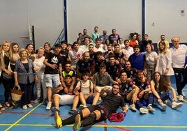 El club arroyano junto a un grupo de aficionados que se desplazó hasta Badajoz para apoyarles.