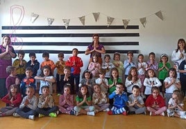 Nieves Fresneda junto a los pequeños y sus profesoras.