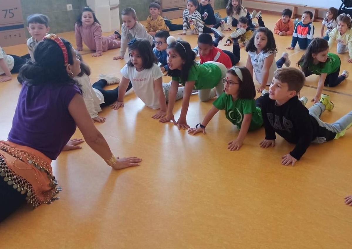 Imagen secundaria 1 - Nieves Fresneda lleva el yoga al colegio Ntra. Sra. de la Luz