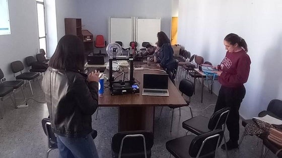 Alumnas de ConectadAs Extremadura de Aldea del Cano participan en una sesión en el Círcular FAB de Arroyo de la luz