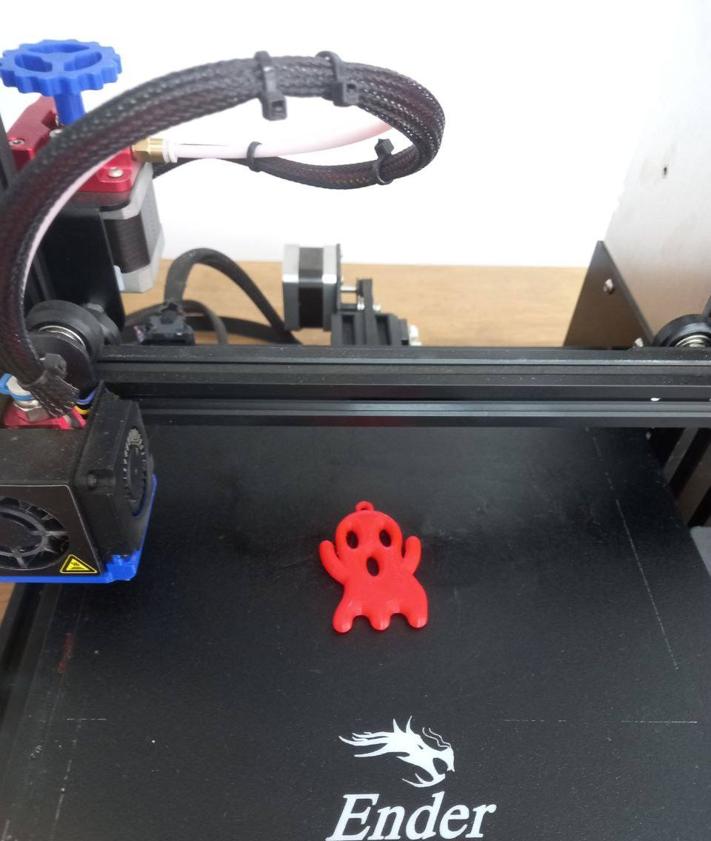 Imagen secundaria 2 - Las alumnas de Brozas de ConectadAs Extremadura participan en una sesión de Impresión 3D en el Circular FAB